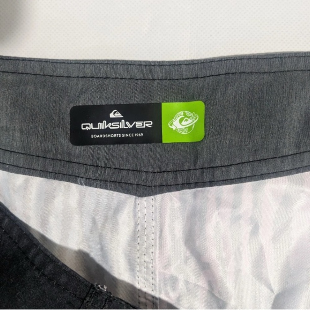 NEW SIZE 38 Men's Quiksilver Boardshorts Division 20" Length Polyester Black - Picture 6 of 10